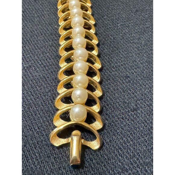 Vintage 1960's Crown Trifari Gold Tone With Faux Pearls Bracelet - Picture 2 of 8